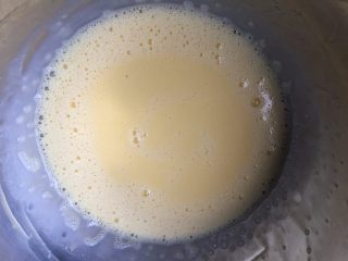 2、惊呆了龙猫蛋糕,筛入低粉，搅拌均匀