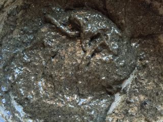 3、惊呆了龙猫蛋糕,加入黑芝麻粉，搅拌均匀