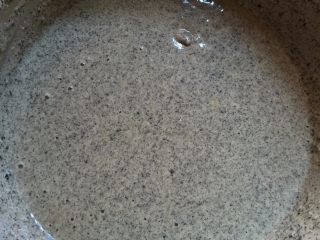 4、惊呆了龙猫蛋糕,加入清水，搅拌均匀