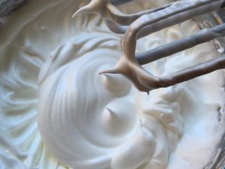 5、惊呆了龙猫蛋糕,蛋白中加入少量的盐，分三次加入糖粉，打发成硬性