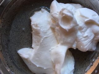 6、惊呆了龙猫蛋糕,蛋糕糊中加入1/3蛋白，用手抽搅拌均匀