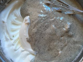 7、惊呆了龙猫蛋糕,剩余的2/3蛋白中加入蛋糕糊，用手抽搅拌均匀