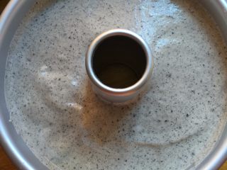 8、惊呆了龙猫蛋糕,倒入中空模具中，震出大气泡