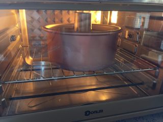 9、惊呆了龙猫蛋糕,送进预热好的烤箱中下层，170度40分钟