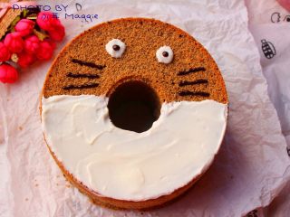 12、惊呆了龙猫蛋糕,脱模后用酸奶和黑巧克力酱装饰