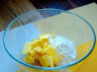 1、奶油曲奇,把黄油和糖放一个碗里