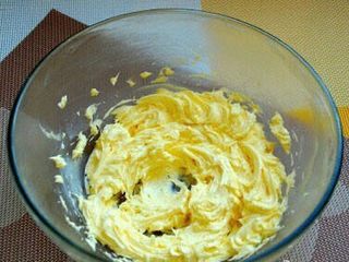 2、奶油曲奇,用电动搅拌器搅匀