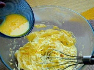 3、奶油曲奇,鸡蛋液分开放入并且充分搅拌均匀