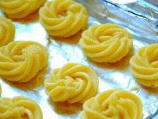 4、奶油曲奇,最后加入面粉和盐，搅匀用花纹袋装挤出一个个花纹饼干。