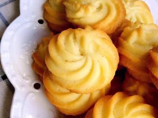 6、奶油曲奇,放凉装袋或装盒。