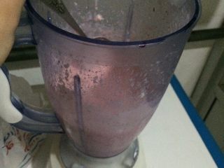 2、酸奶草莓冰激凌(雪糕)????,把冻草莓，奶油，酸奶，白砂糖全部倒进去了，就这样把豆浆机当做了搅拌机????????????????。转了几次，颜色也变成了梦幻粉，尝尝味道还不错，如果觉得不够甜，那就继续加糖………