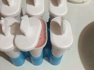 3、酸奶草莓冰激凌(雪糕)????,倒进事先准备好的模具里。剩下的我都倒进了一个小饭盒里，准备直接用勺子挖着吃????????????????????