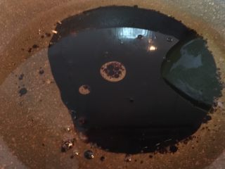 8、葱油拌面,锅中油关火，把配好的汁倒入锅中