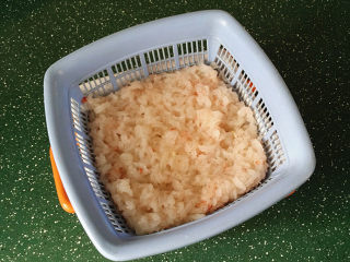 5、磷虾丸子苜蓿汤#宝宝辅食#,化开后可以直接烹饪、先可放至菜篮内用清水冲洗下，过滤掉海水的味道