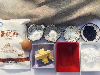 1、从小吃到大都吃不腻的黑芝麻桃酥,准备所需要的食材。