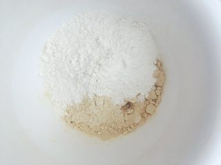 3、从小吃到大都吃不腻的黑芝麻桃酥,烤好的蛋糕粉冷却之后，倒入干净的搅拌盆内，倒入剩余的蛋糕粉。