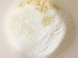4、从小吃到大都吃不腻的黑芝麻桃酥,接着依次倒入糖粉、泡打粉、小苏打、盐。
