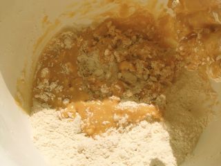 7、从小吃到大都吃不腻的黑芝麻桃酥,再次戴上手套，将油类和粉类混合均匀，呈现出松散的颗粒状即可。