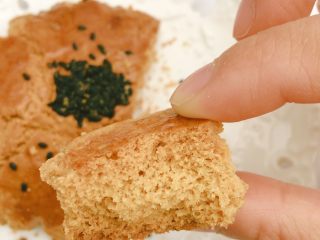 11、从小吃到大都吃不腻的黑芝麻桃酥,这样做出来的桃酥非常酥，而且不散，使劲掰才能掰开，和小时候吃的桃酥味道一模一样，关键是太香了，宝贝一口气吃了最大的一块还要吃，根本停不下来……