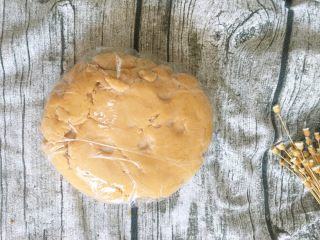 9、从小吃到大都吃不腻的黑芝麻桃酥,取出混合好的面团，包上保鲜膜，松弛半小时。