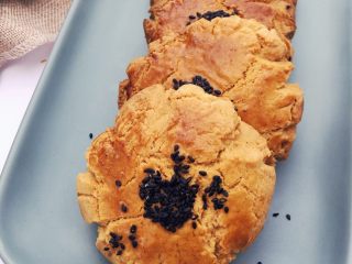 10、从小吃到大都吃不腻的黑芝麻桃酥,烤好后，可以在烤箱里面焖几分钟再取出。