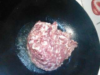 1、杂酱汤面,起锅，热油，下入猪肉末，翻炒，大火，把肉末水汽收干