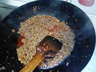 3、杂酱汤面,加入一大汤勺开水，调入适量老抽，胡椒粉