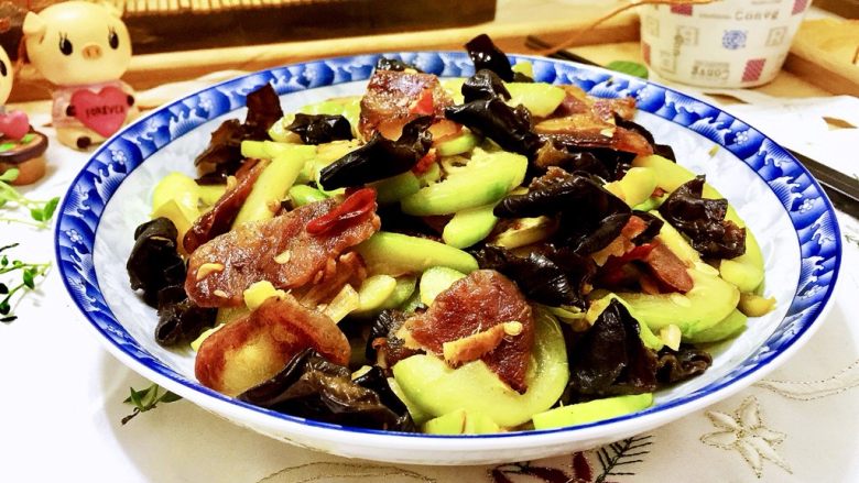 朴素的美味西葫芦木耳炒香肠