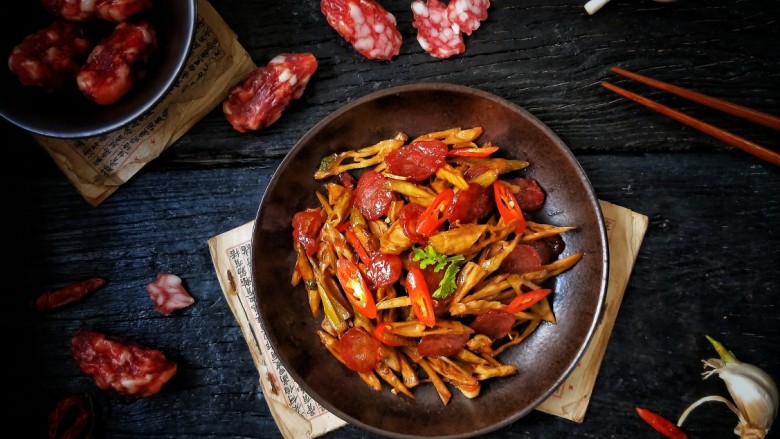 家常菜笋干炒腊肠