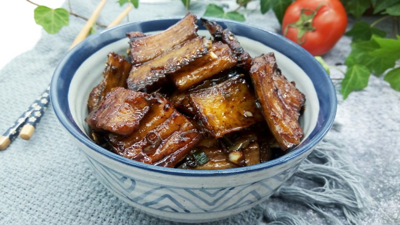 做妈妈的拿手菜鳗鱼干烧肉