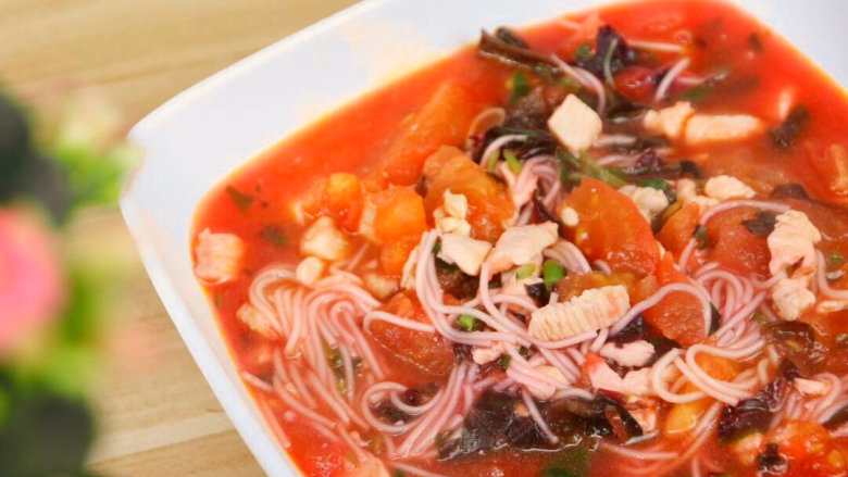 粉红鸡肉面宝宝辅食苋菜西红柿木耳