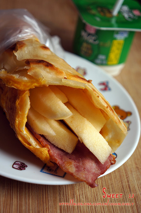 鸡蛋灌饼卷苹果培根
