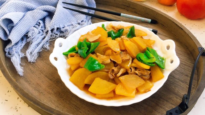 圆土豆土豆肉片炒辣子