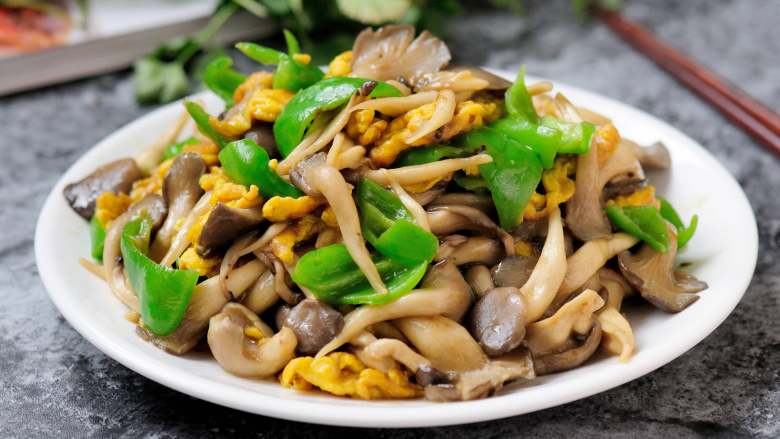 平菇青椒炒鸡蛋好吃又营养的超快手家常菜