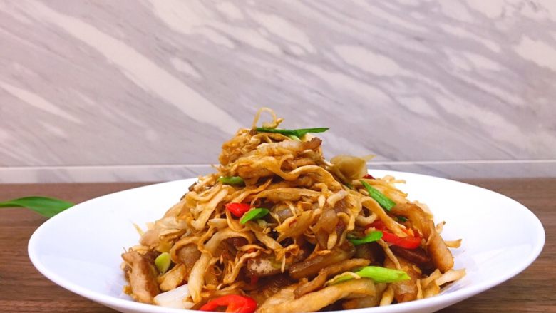 厨房挑战荤菜脆而不腻萝卜条炒肉