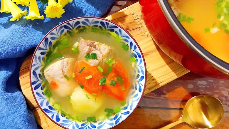 妈妈的味道西红柿土豆排骨汤