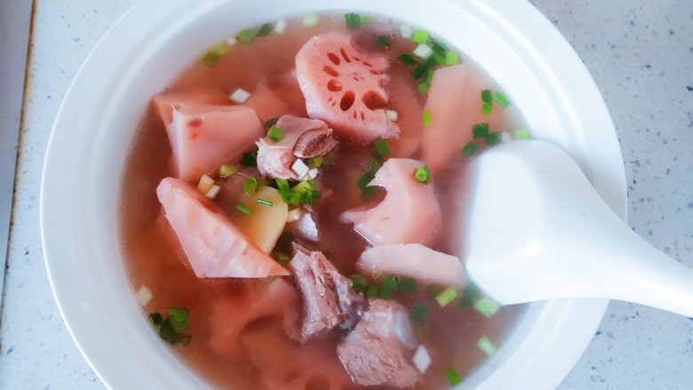 电饭煲家常排骨藕汤