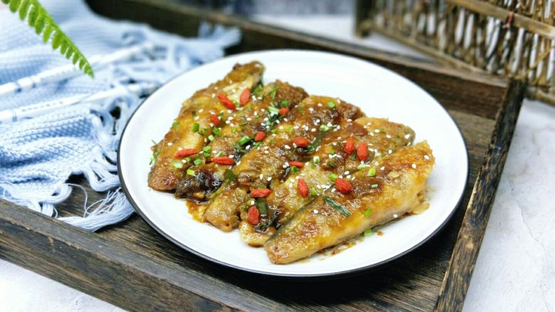 做妈妈的拿手菜红烧冰鱼段