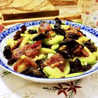 朴素的美味西葫芦木耳炒香肠