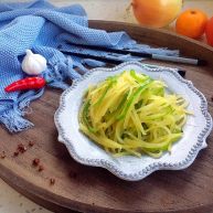 圆土豆花椒油青椒土豆丝