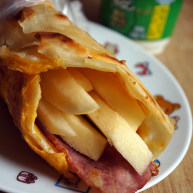 鸡蛋灌饼卷苹果培根