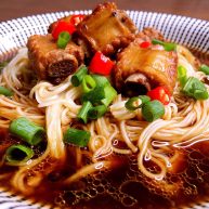 花样面条香烧排骨面