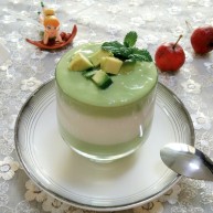 双层牛油果酸奶昔