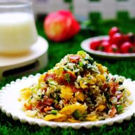 培根鸭蛋杂蔬炒饭