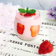 高颜值草莓奶昔