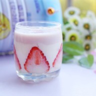 两分钟自制超nice的草莓奶昔