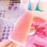 酸奶草莓冰激凌雪糕