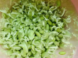 4、丝瓜炒毛豆,搓洗，去除表面透明的壳；