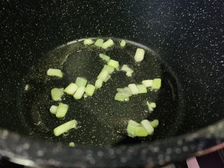 7、丝瓜炒毛豆,锅里食用油烧热，加入葱白；