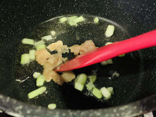 8、丝瓜炒毛豆,炒香，再加些肉沫；